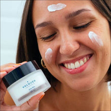 Cargar imagen en el visor de la galería, Crema Facial Hidratante de Día con Ácido Hialurónico - 50